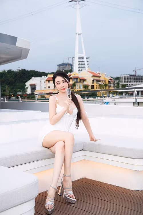 Quỳnh Nga tham gia các bữa tiệc xa hoa của bạn bè. Ảnh: FB Quỳnh Nga.