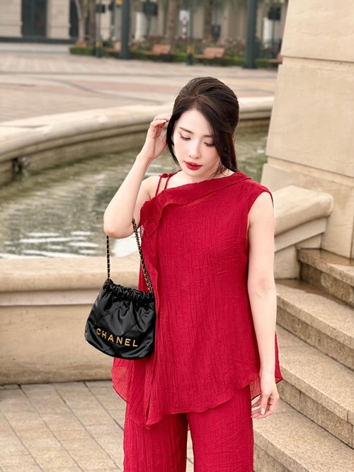 Nữ diễn viên phim Về nhà đi con ăn mặc sang chảnh, gây chú ý khi xuất hiện. Ảnh: FB Quỳnh Nga.