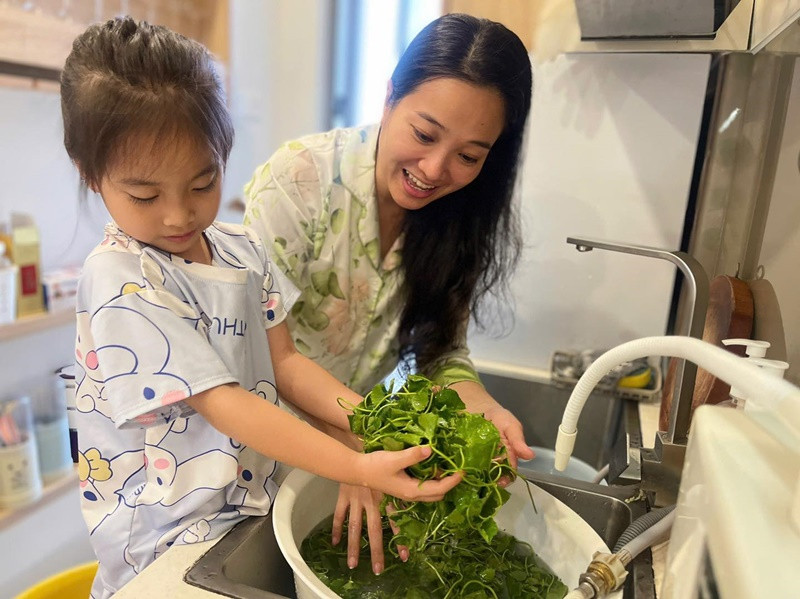 Hồng Phượng thường dạy các con việc nhà.