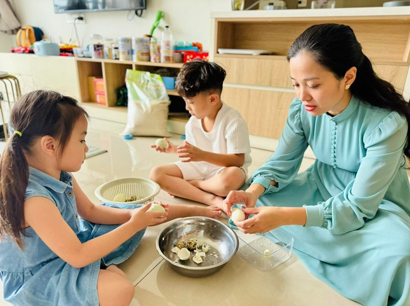 Quốc Cơ chiều các con trong khi Hồng Phượng luôn nghiêm khắc với các con.