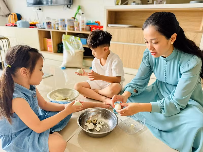 Quốc Cơ chiều các con trong khi Hồng Phượng luôn nghiêm khắc với các con.