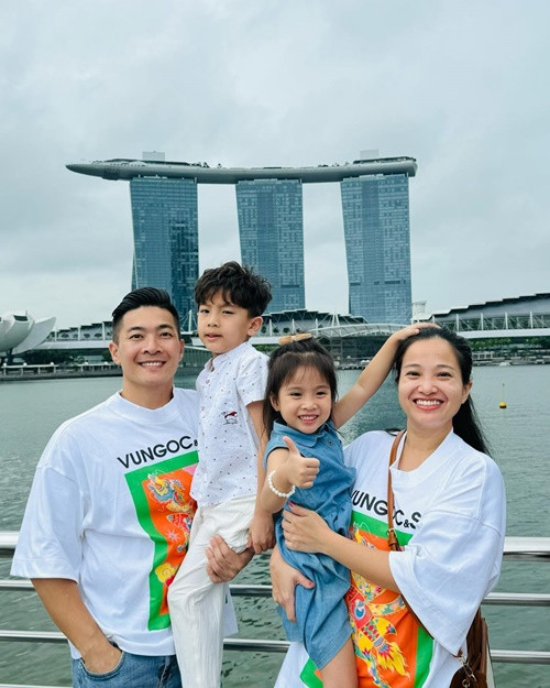 Quốc Cơ- Hồng Phượng thường dẫn các con đi dạo, chơi gần nhà vào cuối tuần. Vào các dịp lễ Tết, cặp đôi sắp xếp đưa gia đình du lịch cùng nhau.