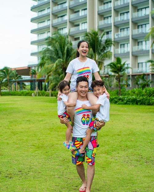 Hồng Phượng dành nhiều thời gian chăm lo gia đình để Quốc Cơ tập luyện, phát triển việc kinh doanh.