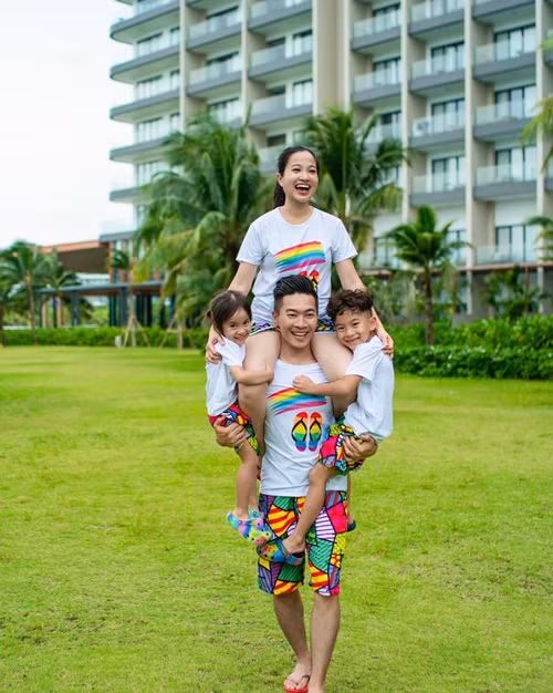 Hồng Phượng dành nhiều thời gian chăm lo gia đình để Quốc Cơ tập luyện, phát triển việc kinh doanh.