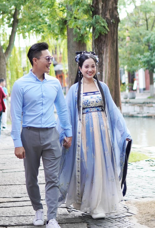 Quốc Cơ - Hồng Phượng nắm tay tình tứ trong một chuyến du lịch nước ngoài.