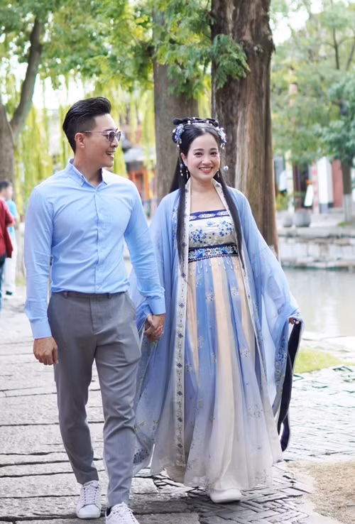 Quốc Cơ - Hồng Phượng nắm tay tình tứ trong một chuyến du lịch nước ngoài.