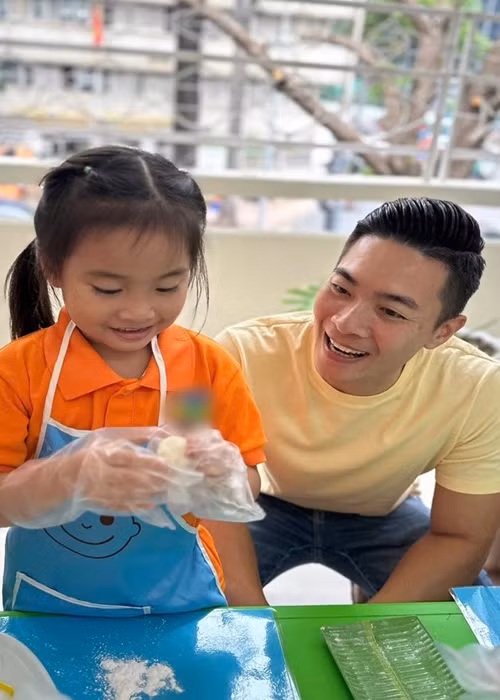 Quốc Nghiệp có mặt trong các hoạt động quan trọng của các con.