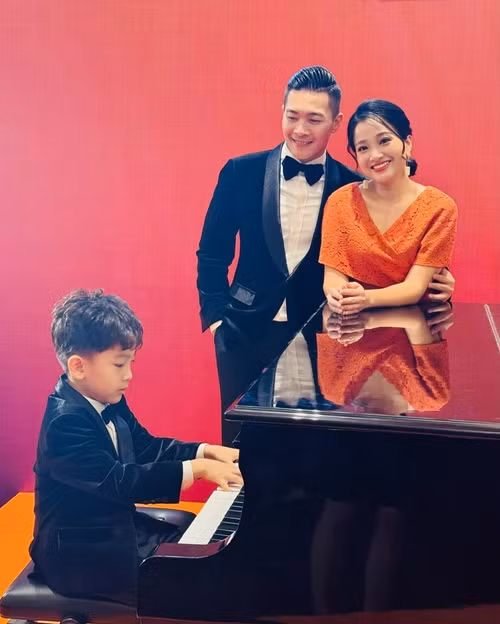 Con trai Quốc Cơ thích đánh đàn, làm xiếc.