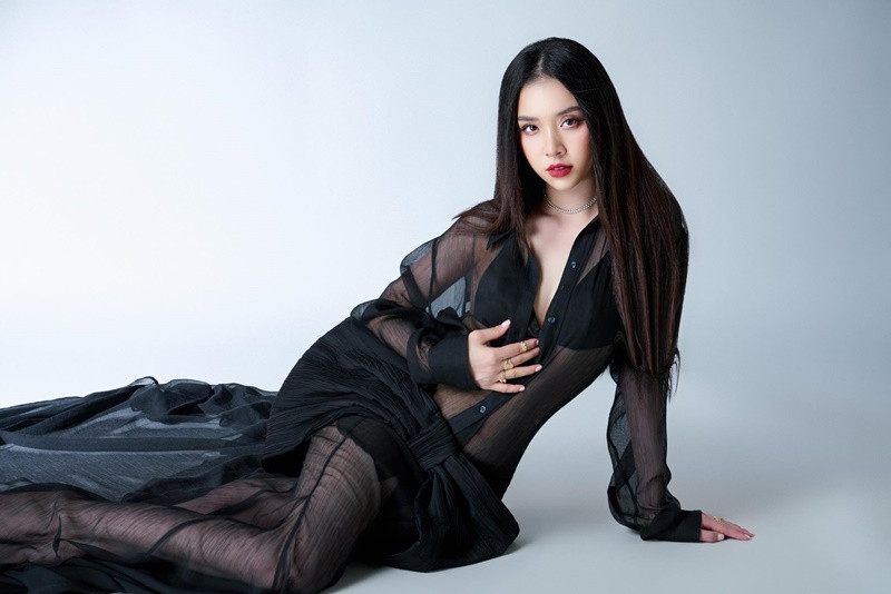 Nàng hậu quyến rũ cuốn hút khi lăng xê mốt xuyên thấu lộ nội y. Ảnh: FB Thúy An.