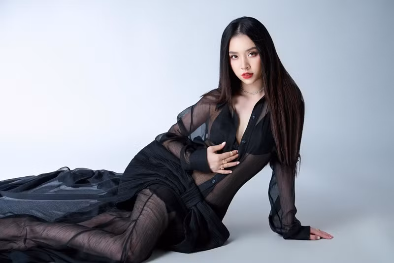 Nàng hậu quyến rũ cuốn hút khi lăng xê mốt xuyên thấu lộ nội y. Ảnh: FB Thúy An.