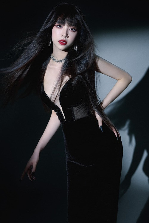 Thúy An khoe dáng thon gọn với váy áo xẻ ngực sâu. Ảnh: FB Thúy An.