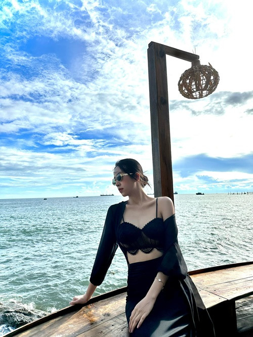 Á hậu 2 Hoa hậu Việt Nam 2018 vẫn hoạt động trong showbiz sau khi lấy chồng. Ảnh: FB Thúy An.