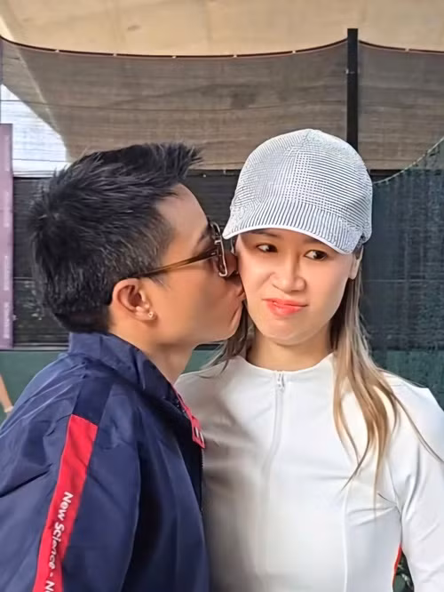 Doanh nhân Việt Thắng hôn má vợ trong một buổi tập luyện. Ảnh: FB Việt Thắng.