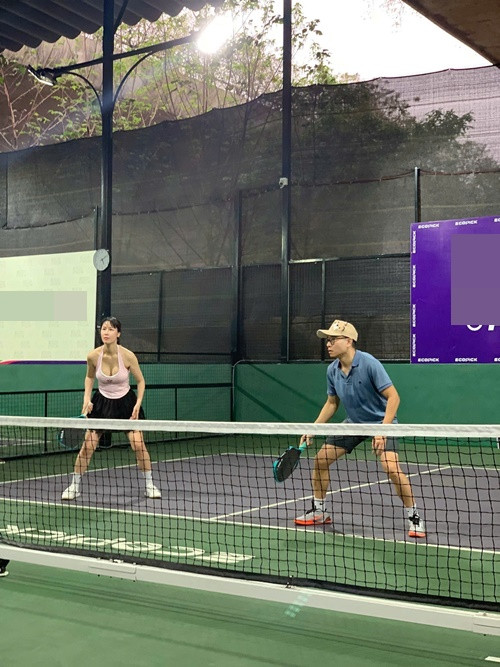 "Thua hay thắng không quan trọng. Nhưng cứ đánh một quả lại nhìn vợ, xem vợ có chứng kiến không, lúc thì nhìn vợ để được động viên, lúc còn lắng nghe cả vợ quân sư quạt mo", bà mẹ hai con viết. Ảnh: FB Việt Thắng.