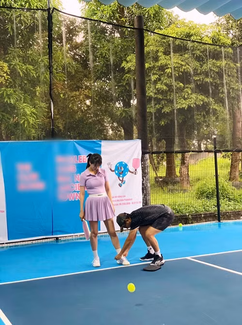 Vợ chồng Dương Thùy Linh có nhiều hành động tình cảm dành cho nhau trên sân pickleball. Ảnh: FB Dương Thùy Linh.