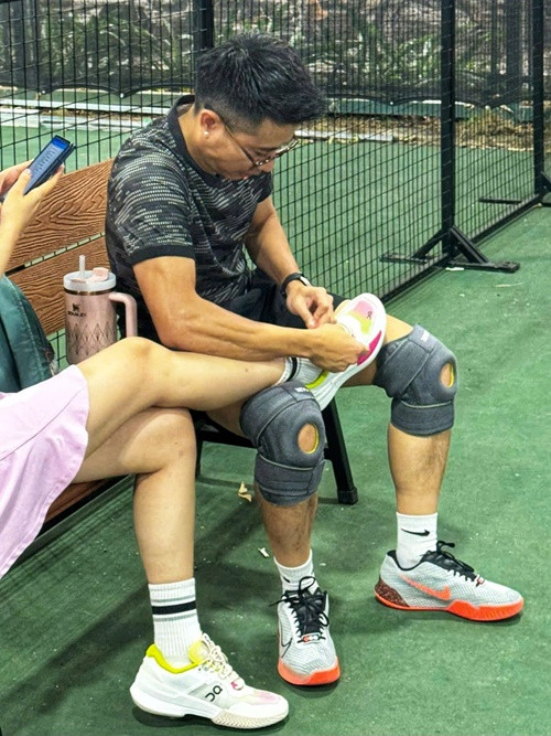 "Dạo này chồng mình cũng chịu khó buộc dây giày cho vợ, không phải do hôm nay là Valentine đâu", nàng hậu chia sẻ. Ảnh: FB Dương Thùy Linh.