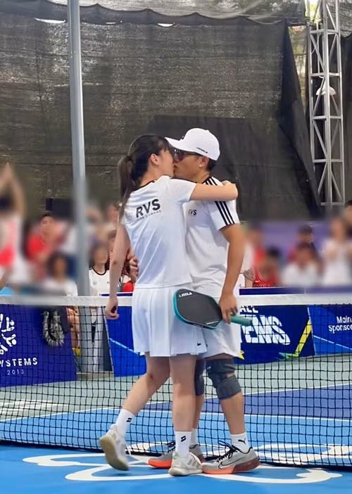 Trên trang cá nhân, Hoa hậu Dương Thùy Linh vừa chia sẻ hình ảnh khóa môi chồng trên sân pickleball trong một trận đấu. Ảnh: FB Dương Thùy Linh.