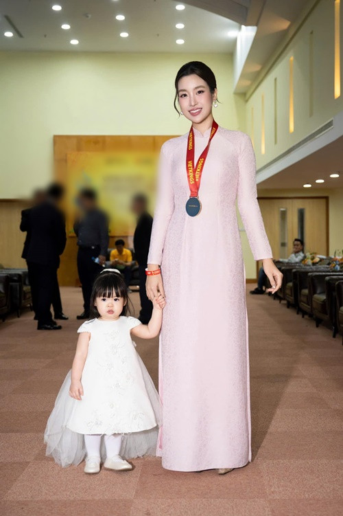 Vợ chồng Đỗ Mỹ Linh thường xuyên cho con gái mặc điệu đà.