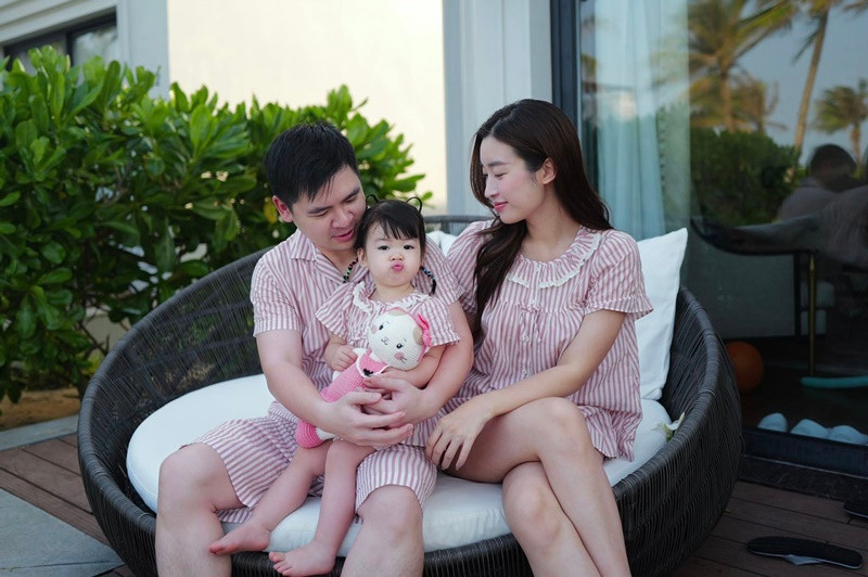 Trong dịp lễ giỗ Tổ, Hoa hậu Đỗ Mỹ Linh cùng chồng và con gái đi du lịch.