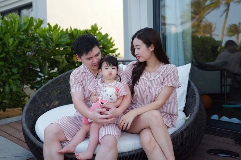 Trong dịp lễ giỗ Tổ, Hoa hậu Đỗ Mỹ Linh cùng chồng và con gái đi du lịch.