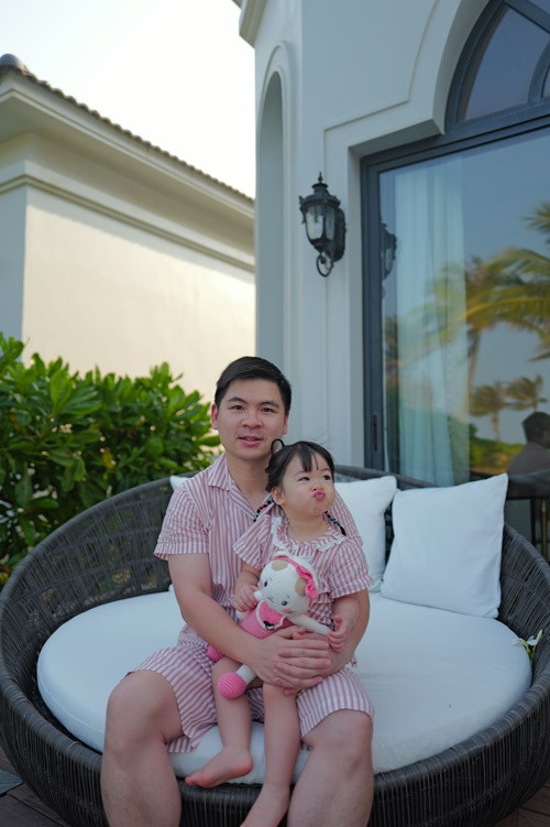 Con gái Đỗ Mỹ Linh được khen xinh như búp bê, có nhiều biểu cảm đáng yêu.