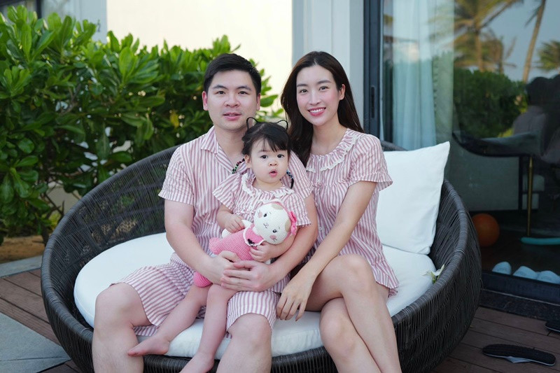 Gia đình Đỗ Mỹ Linh - Đỗ Vinh Quang mặc trang phục đồng điệu trong chuyến đi.