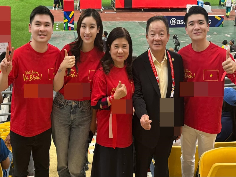 Hoa hậu Đỗ Mỹ Linh kết hôn vào năm 2022. Tháng 1/2025, người đẹp tiết lộ đã nghỉ làm biên tập viên thể thao ở VTV. Mỹ Linh chia sẻ trên Tiền Phong, cô chuyển hướng sang hỗ trợ gia đình chồng trong mảng quản lý và kinh doanh.