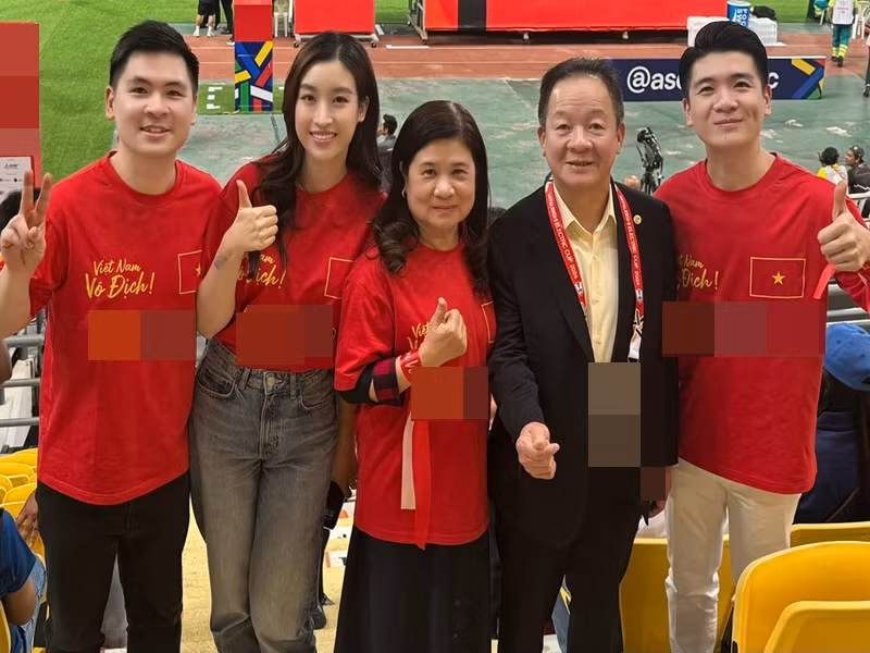 Hoa hậu Đỗ Mỹ Linh kết hôn vào năm 2022. Tháng 1/2025, người đẹp tiết lộ đã nghỉ làm biên tập viên thể thao ở VTV. Mỹ Linh chia sẻ trên Tiền Phong, cô chuyển hướng sang hỗ trợ gia đình chồng trong mảng quản lý và kinh doanh.