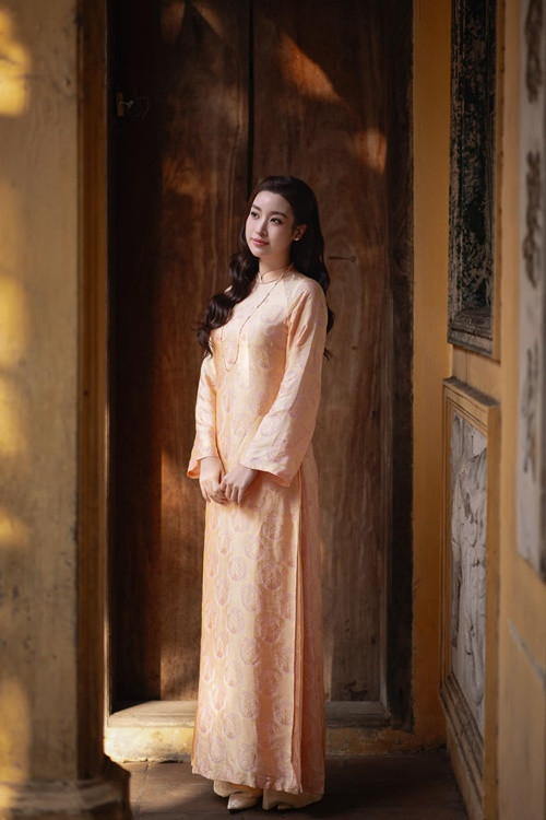 Mỹ Linh được khen đẹp mặn mà hơn sau khi làm mẹ.