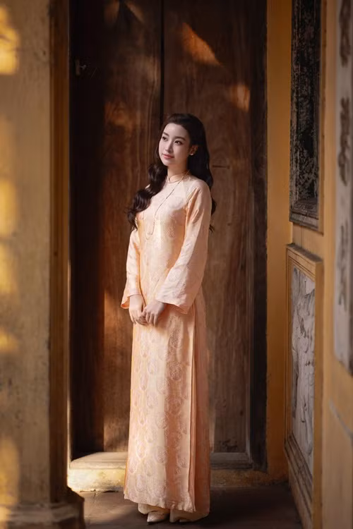 Mỹ Linh được khen đẹp mặn mà hơn sau khi làm mẹ.