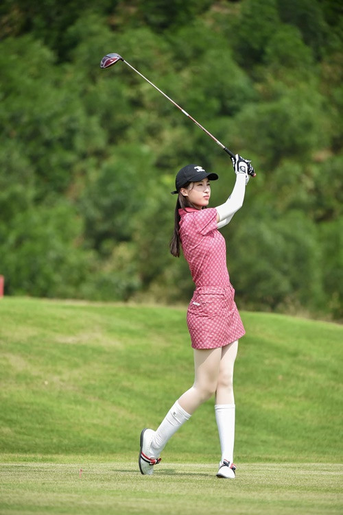 Ngoài công việc, chăm sóc gia đình, người đẹp sinh năm 1996 có sở thích đánh golf cùng bạn bè.