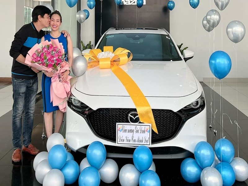 Tháng 4/2022, nhân dịp sinh nhật, Cao Minh Đạt được Trúc Trương tặng xe hơi mới. Do công việc mang tính chất phải đi xa nhiều, nam diễn viên và vợ tậu xe ô tô mới.