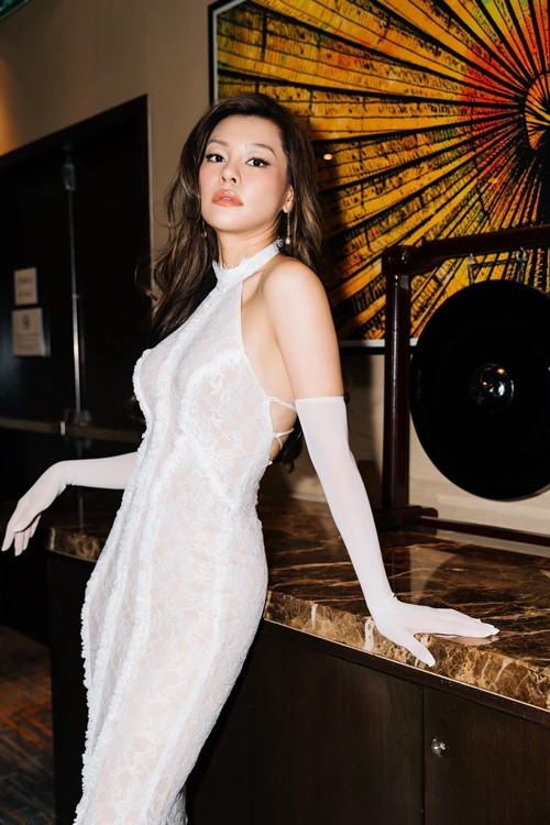 Nữ ca sĩ khoe khéo thân hình gợi cảm mà không hề phản cảm nhờ chọn nội y tinh tế mỗi khi diện trang phục mỏng.