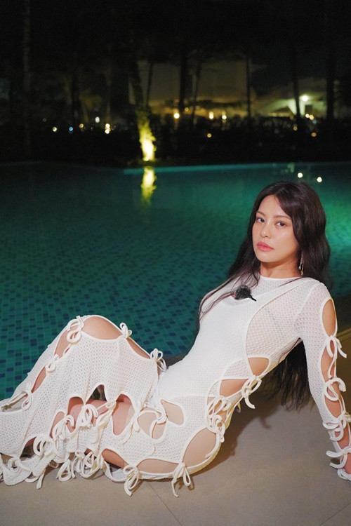 Trong các chuyến du lịch biển, nữ ca sĩ cũng nhiệt tình lăng xê thời trang xuyên thấu.