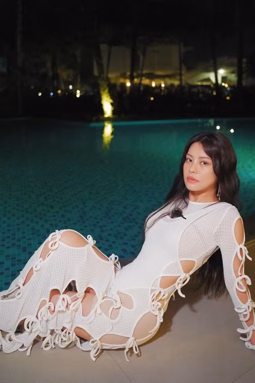 Trong các chuyến du lịch biển, nữ ca sĩ cũng nhiệt tình lăng xê thời trang xuyên thấu.