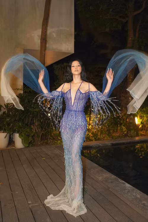 Bạn gái đạo diễn Quang Dũng ăn mặc lộng lẫy, gợi cảm như một nữ thần tại một sự kiện.