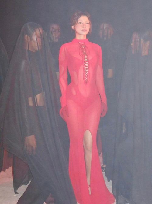 Bạn gái đạo diễn Quang Dũng hút mắt với váy áo xuyên thấu táo bạo.