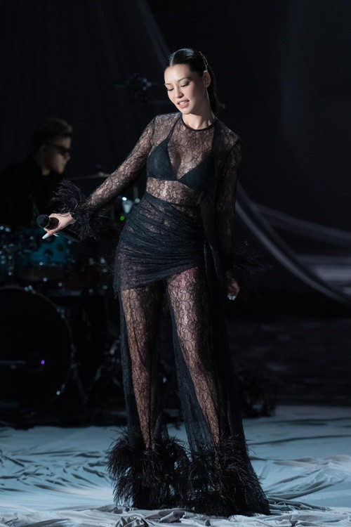 Trong một lần biểu diễn, Bùi Lan Hương tinh tế khi chọn váy xuyên thấu và nội y tiệp màu để khoe vẻ ngoài quyến rũ.