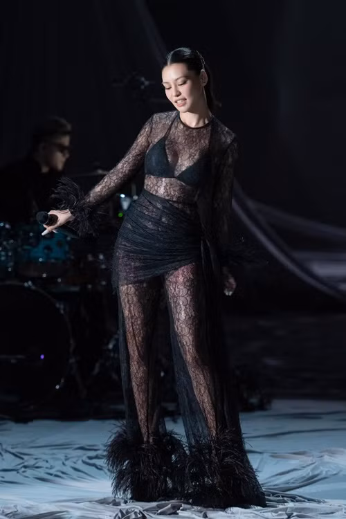Trong một lần biểu diễn, Bùi Lan Hương tinh tế khi chọn váy xuyên thấu và nội y tiệp màu để khoe vẻ ngoài quyến rũ.
