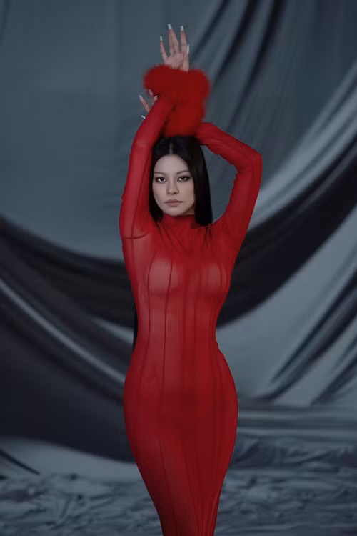 Bùi Lan Hương tích cực lăng xê thời trang xuyên thấu.