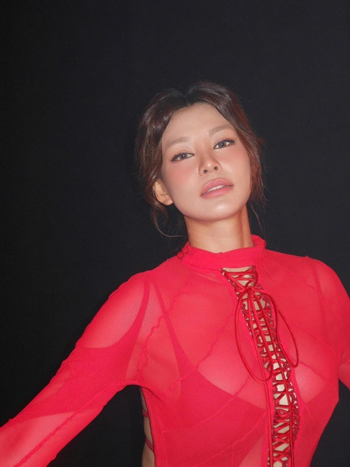 Trong loạt ảnh mới, ca sĩ Bùi Lan Hương diện bộ bodysuit kết hợp cùng chiếc váy mỏng tang.