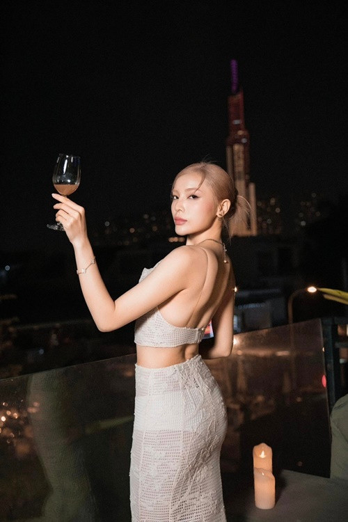 Người đẹp sinh năm 1996 "thăng hạng" nhan sắc sau khi cô đoạt vương miện Miss Universe Vietnam 2024.