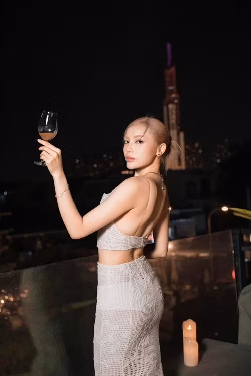 Người đẹp sinh năm 1996 "thăng hạng" nhan sắc sau khi cô đoạt vương miện Miss Universe Vietnam 2024.