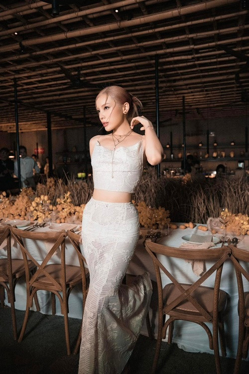 Trong bữa tiệc, Kỳ Duyên gợi cảm với váy áo xuyên thấu, hở eo khoe thân hình quyến rũ.