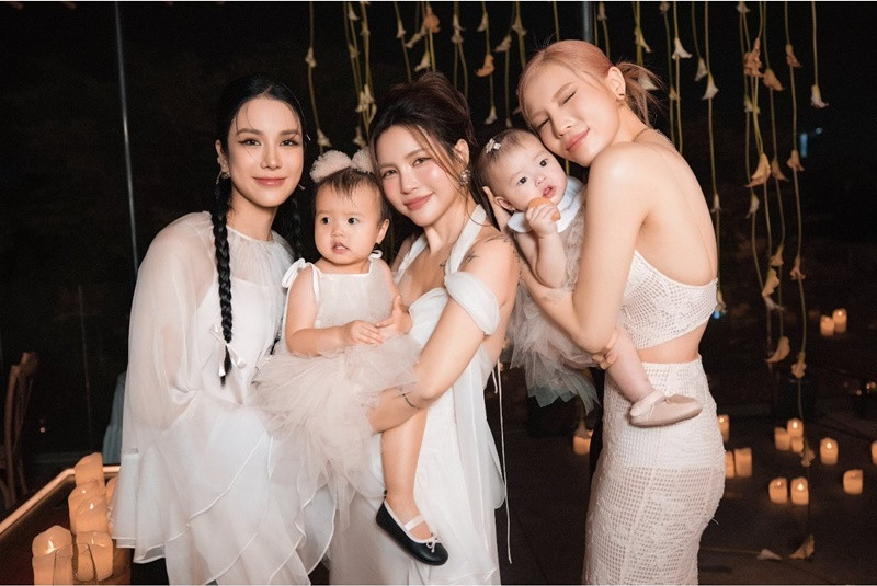 Mới đây, Hoa hậu Kỳ Duyên (ngoài cùng bên phải) cùng Diệp Lâm Anh (ngoài cùng bên trái) dự tiệc sinh nhật của Lucie Nguyễn.