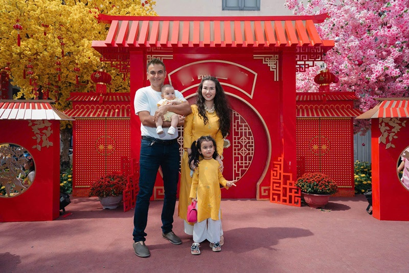 Ở tuổi 35, nữ ca sĩ có sự nghiệp lẫn tình duyên đều viên mãn. Ảnh: FB Võ Hạ Trâm.