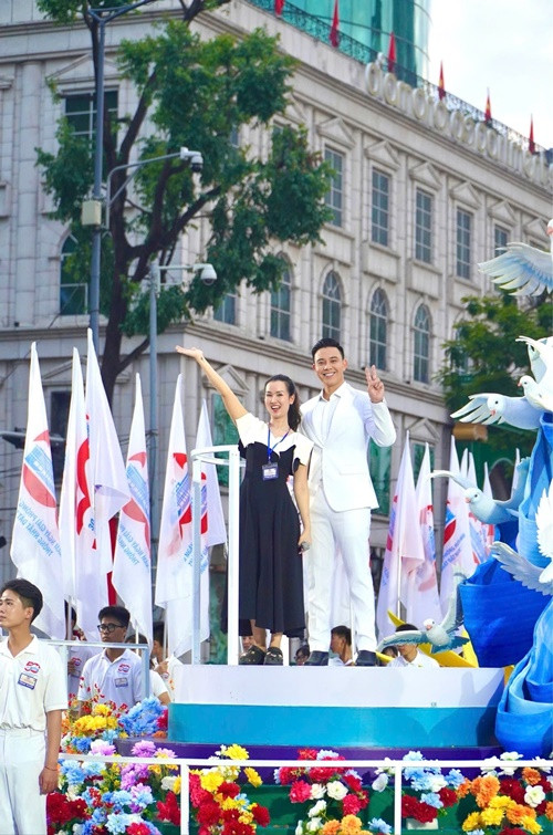 Trong buổi tổng duyệt lễ diễu binh, diễu hành cấp Nhà nước kỷ niệm 50 năm Ngày Giải phóng miền Nam, thống nhất đất nước (30/4/1975-30/4/2025), màn trình diễn ca khúc Viết tiếp câu chuyện hòa bình của Võ Hạ Trâm và Đông Hùng gây chú ý. Ảnh: FB Võ Hạ Trâm.