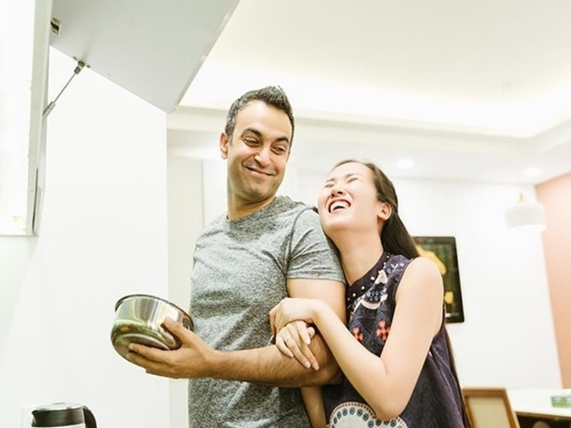 Doanh nhân Vikas còn giúp đỡ Võ Hạ Trâm rửa bát, lau nhà, xếp đồ trang điểm, chăm sóc các con. Ảnh: FB Võ Hạ Trâm.