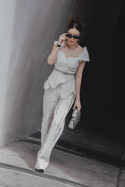 Sau đó, khi admin của hội nhóm này viết: “Em sai em nhận em xóa status, khi nào chị bị bắt thật thì em lên bài sau vậy", Lý Nhã Kỳ tiếp tục đáp trả. Người đẹp chia sẻ trên trang cá nhân: “Em đi ăn hải sản, em không chơi như nhóm kia ăn thông tin hành lang qua hành lái (lái dư luận), rồi giờ lại bảo chờ em bị bớ sẽ đăng bài tiếp. Sao nhóm kia chơi kiểu hành xác thế nhỉ, cười cái nào”.