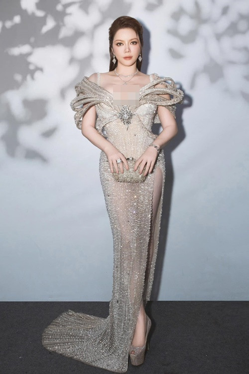 Tháng 7/2021, một tài khoản Facebook tên V.Đ tung tin đồn Lý Nhã Kỳ đưa 350 nghệ sĩ lên resort tại Đà Lạt rồi cùng đi "săn" biệt thự, mua đất đai, nhà cửa mùa dịch. Lập tức, nữ diễn viên khẳng định, tin đồn là thông tin thất thiệt.